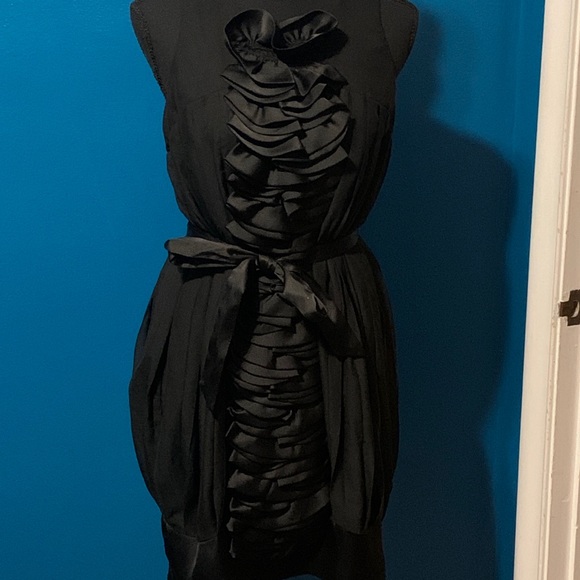 Sleeveless Black mini dress with ruffled front - Picture 2 of 12